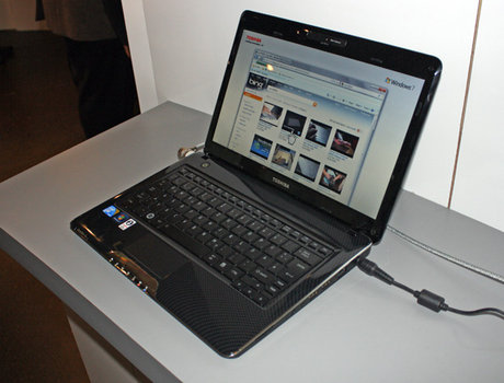 toshiba_satellite_t130_lte_1.jpg