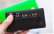 Vì có thiết kế giả nguyên khối nên nắp lưng của Nokia X có thể mở ra để thay đổi màu vỏ và thay SIM, thẻ nhớ. 